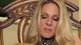 Blonde Milf ln Latex laesst sich vom sklaven ficken