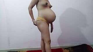 Desi bhabi ne apni pregnant chut dikhai