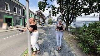 Lara CumKitten – Teaser FERNGESTEUERT durch die City