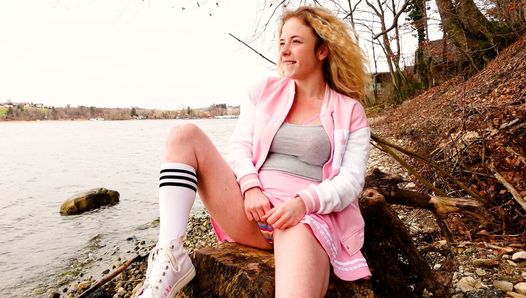 WITHOUT WORDS!!! Without saying a word, the walker on the lake shore fucks me! Men’s dream?