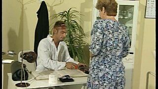 Omi wird von jungem Arzt gefickt