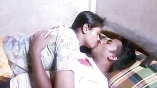 After reading for a long time, I found the house empty and kissed my lover in a romantic mood.