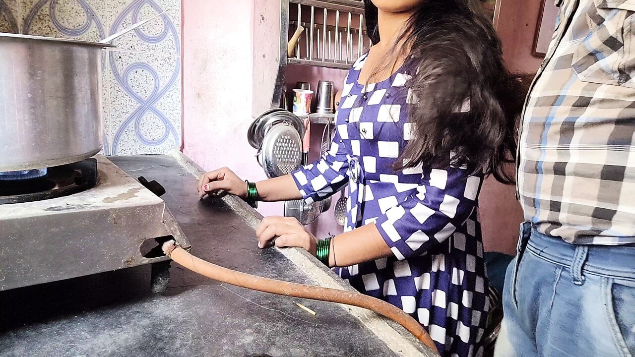 Gav ki ladaki ko kitchen  me lekar  choda  gavar ladake ne hindi clear voice