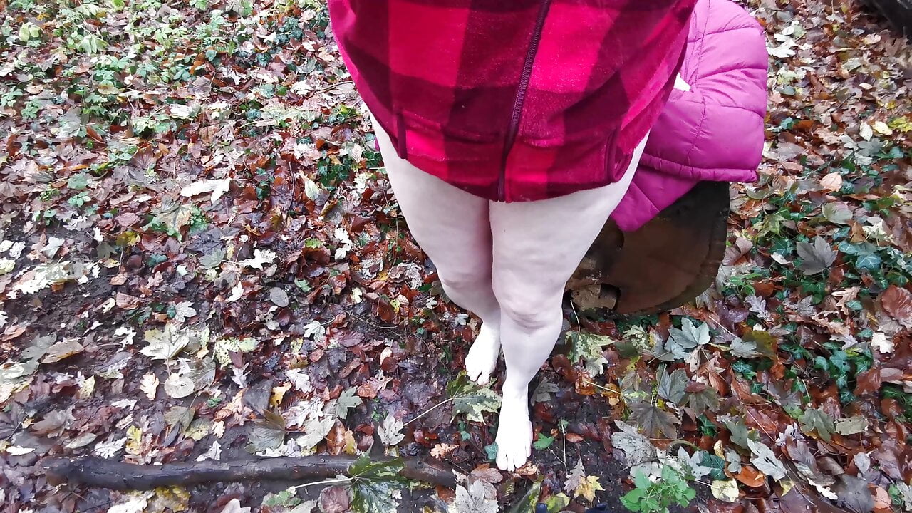 Get naked in public i wanna hurt your pussy