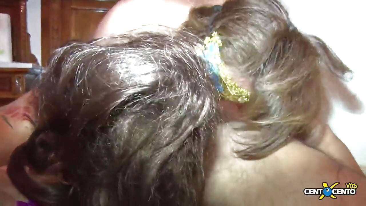 Hands inside Spoleto 2