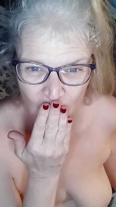 Hot Milf Masturbates Before Bed!