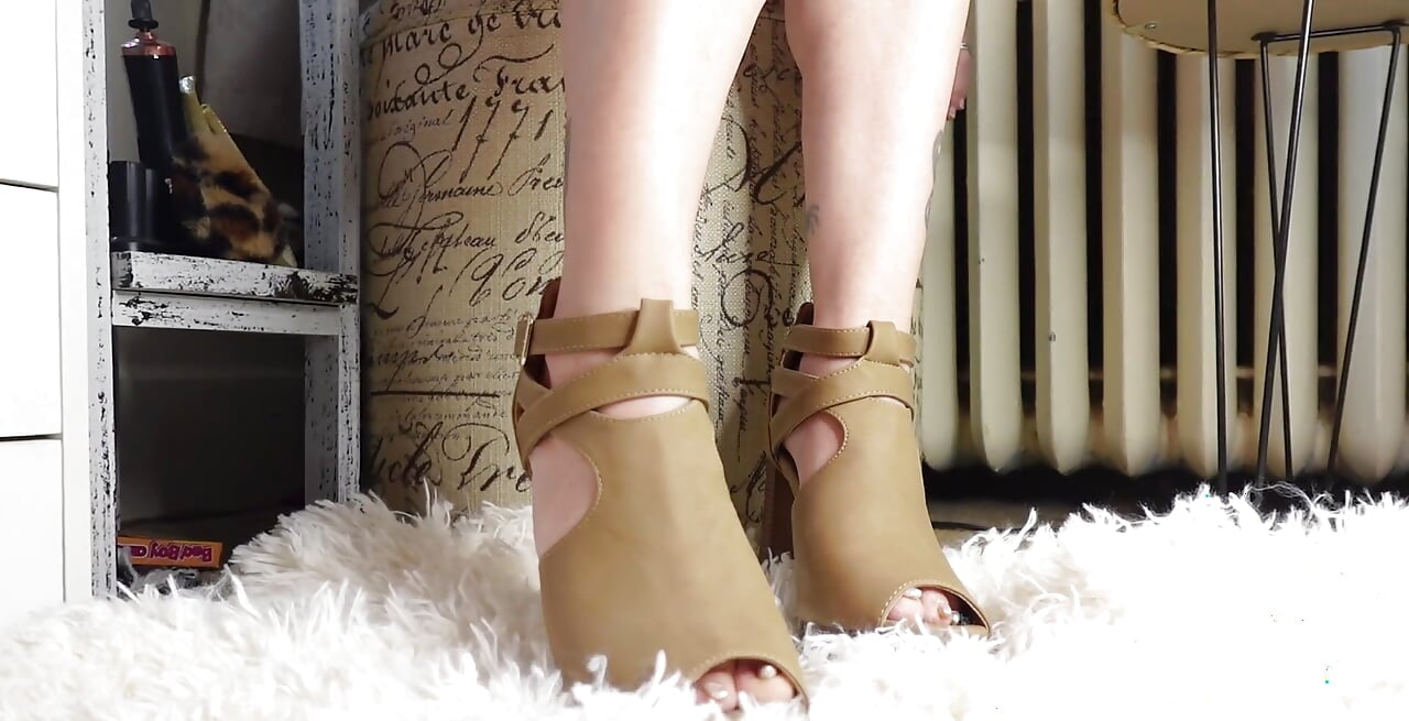 I Know You Can’t Help but Want to Touch Yourself When Looking at My Feet in These Toe Heels