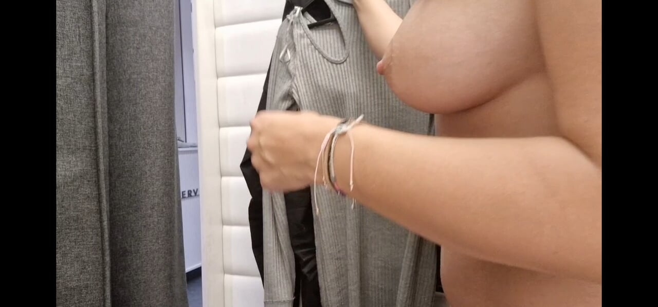 in the fitting room I flash my tits, the curtain is open