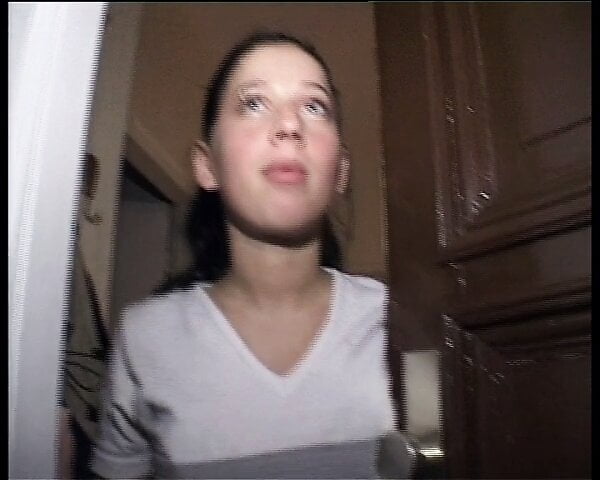 Junges Girl wird hart gefistet auf der blauen Couch