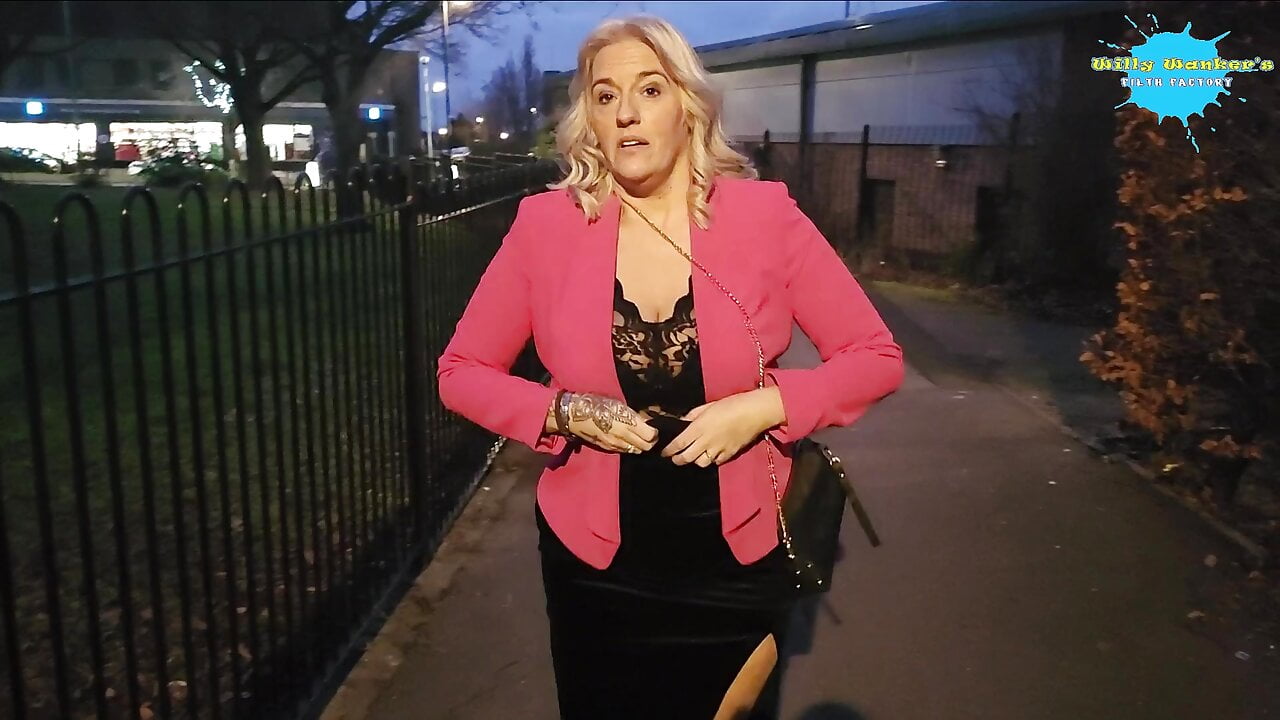 MILF Flashing tits in public