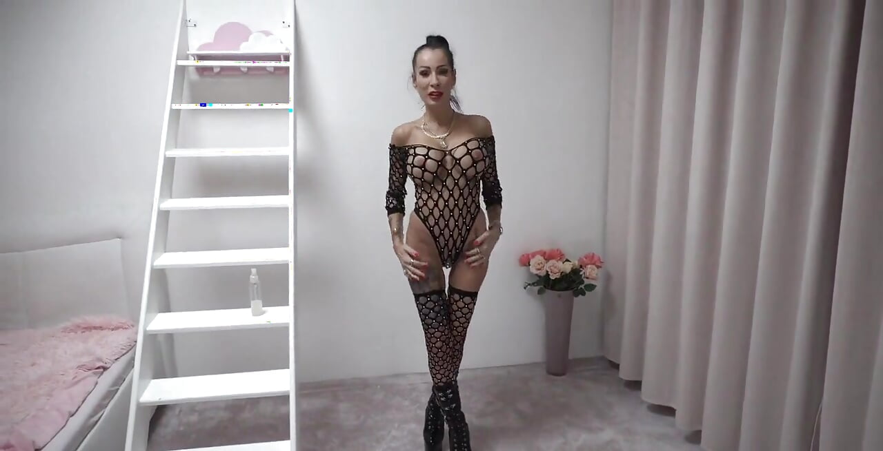 Ola, Watch the First Video From the Hot Shooting with Valentina for Now You Can See How I Spit on Her Pussy and Stick My Fingers