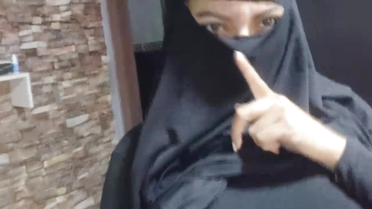 Real Sexy Amateur Muslim Arabian MILF Masturbates Squirting Fluid Gushy Pussy To Orgasm HARD In Niqab