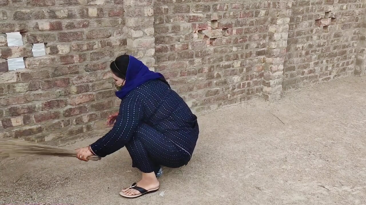 Safai Karti Hue Bhabhi Ko Chuda Black Suit Me Hot Lag Rahi Thi Back Said Uff