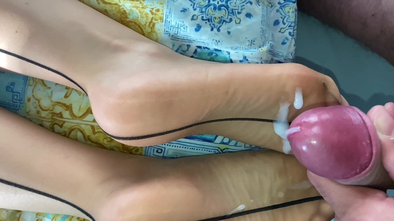 Slomo cumshot on GF feet in seamed pantyhose nylon soles