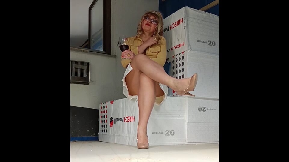 The lovely real estate agent tries to use all her sexual skills to sell junk real estate