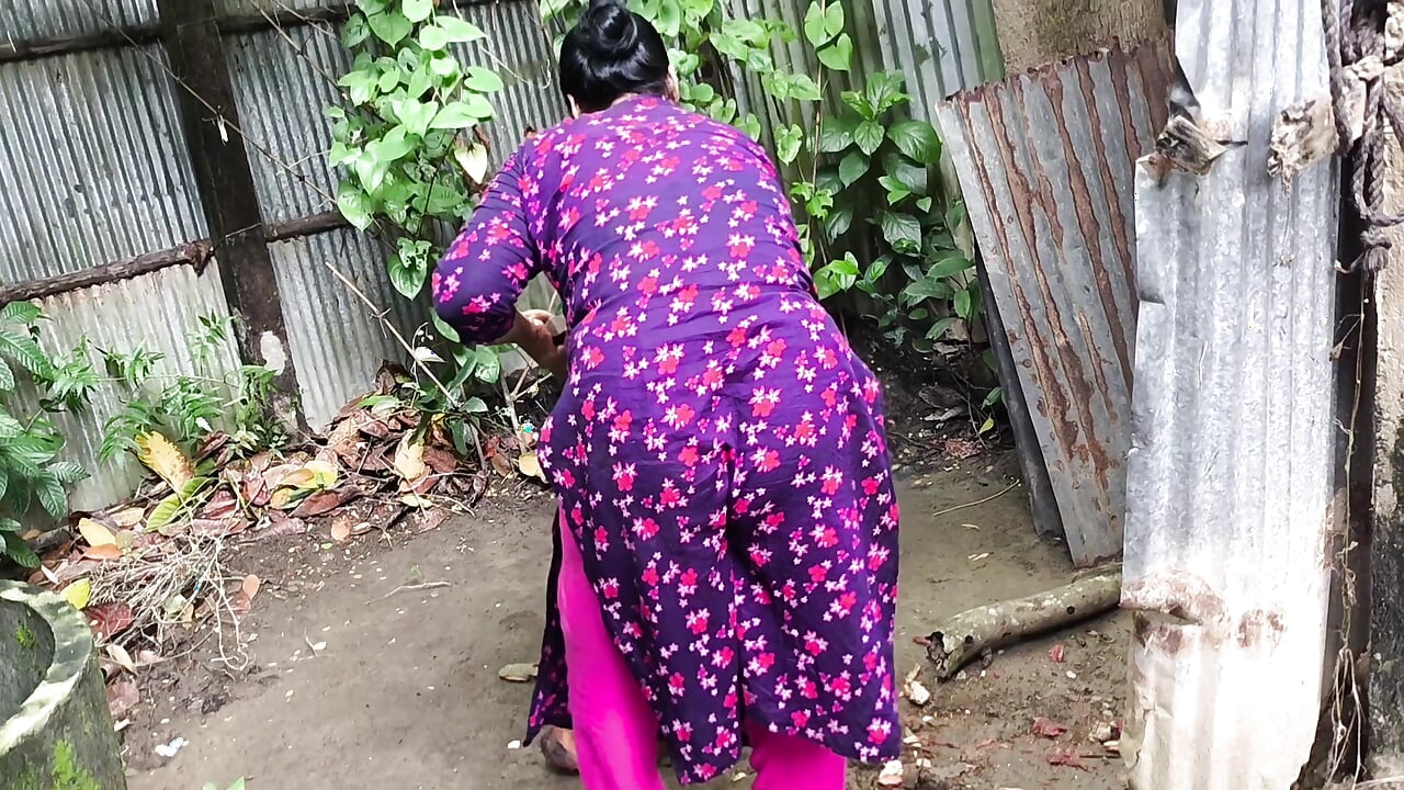 Desi bhabi sex with her young boyfriend outdoor from home