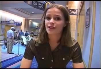 elle exhibe sa chatte au musee