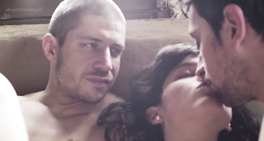 Flor Dragonetti sex scene – threesome