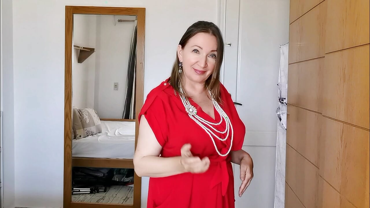 Material girl – mature with huge natural bust